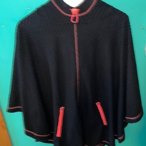 EUC BLACK CAPELET WITH HOODIE AND KANGAROO POCKETS.